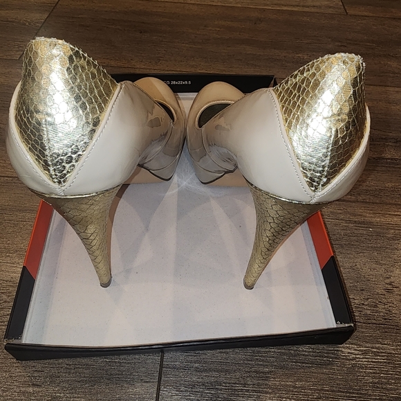 G by Guess Nude Pumps - Picture 3 of 7